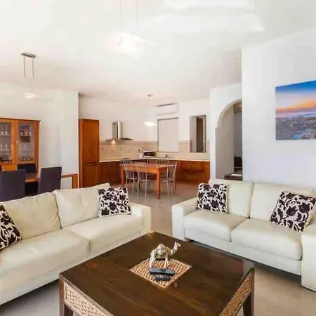 Apartment Luxury Seafront Retreat Overlooking Manoel Island *