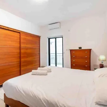 Apartment Luxury Seafront Retreat Overlooking Manoel Island *