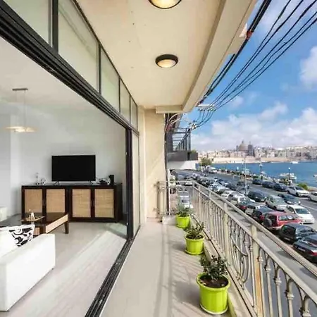 Luxury Seafront Retreat Overlooking Manoel Island Apartment *