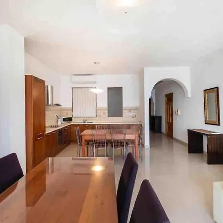 Luxury Seafront Retreat Overlooking Manoel Island Apartament *