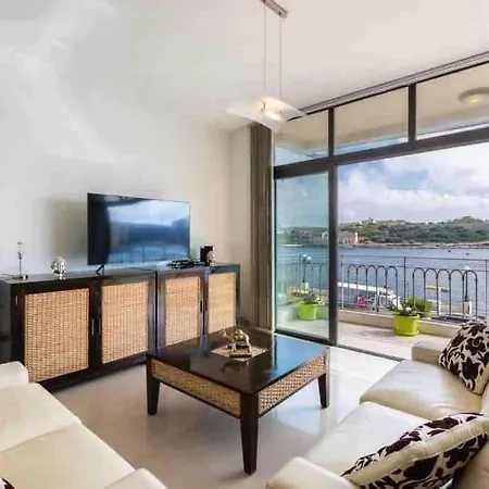 Apartment Luxury Seafront Retreat Overlooking Manoel Island *