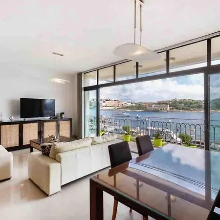 Apartament Luxury Seafront Retreat Overlooking Manoel Island