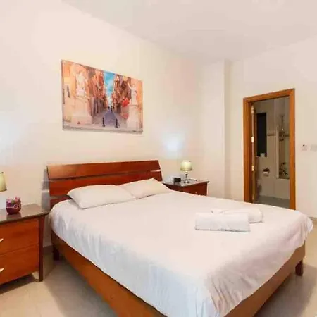 Luxury Seafront Retreat Overlooking Manoel Island Apartamento