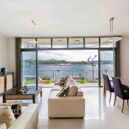 Luxury Seafront Retreat Overlooking Manoel Island *