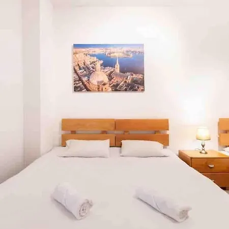 Luxury Seafront Retreat Overlooking Manoel Island Apartamento