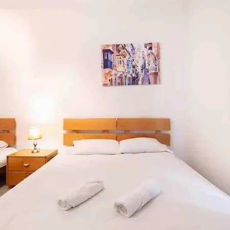 Apartamento Luxury Seafront Retreat Overlooking Manoel Island *