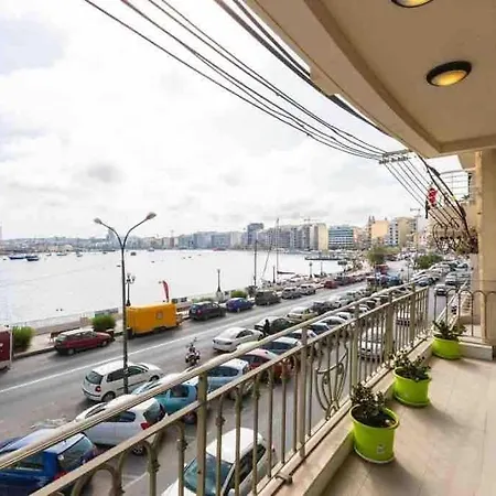 Luxury Seafront Retreat Overlooking Manoel Island *