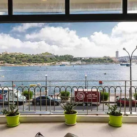 Luxury Seafront Retreat Overlooking Manoel Island Apartamento